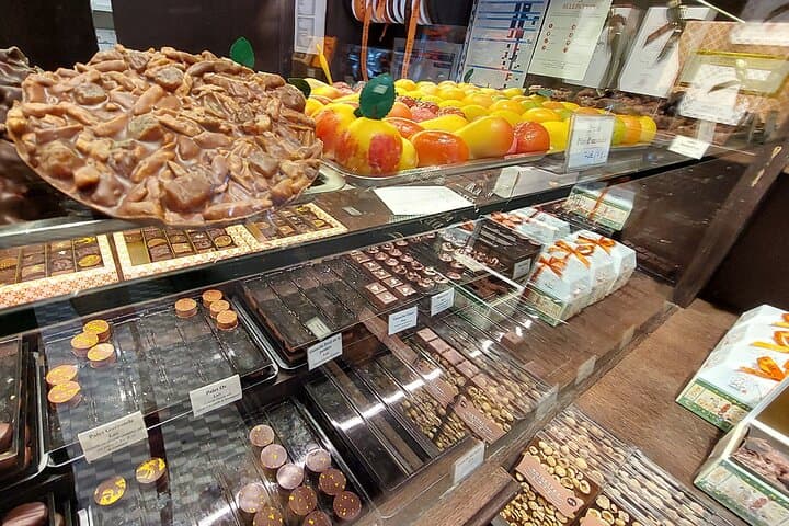 Left Bank & Île de la Cité Walking Tour with Pastry and Chocolate Tastings — Paris photo 5