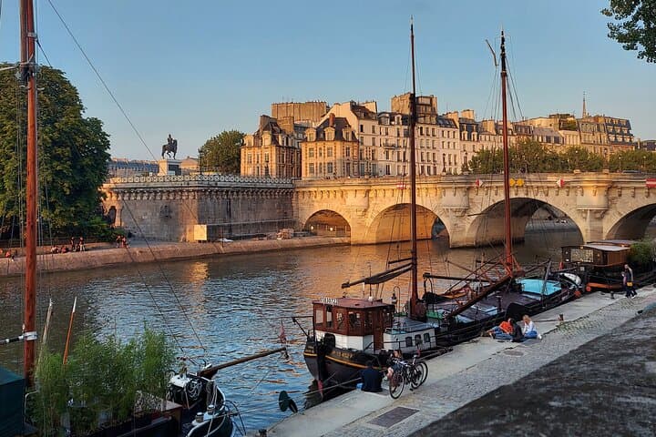 Left Bank & Île de la Cité Walking Tour with Pastry and Chocolate Tastings — Paris photo 4