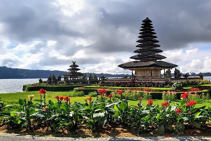 Banyumala Waterfall to Ulun Danu Beratan: Full-Day Bedugul Waterfall & Temple Tour photo 4