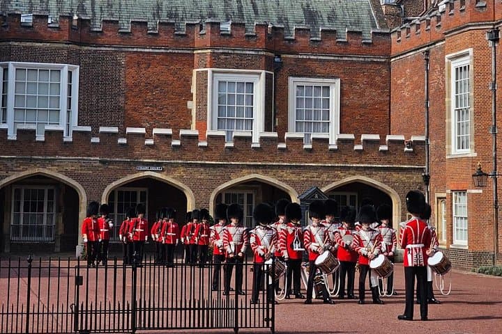 Changing of the Guard Walking Tour at Buckingham Palace — London Guide photo 2