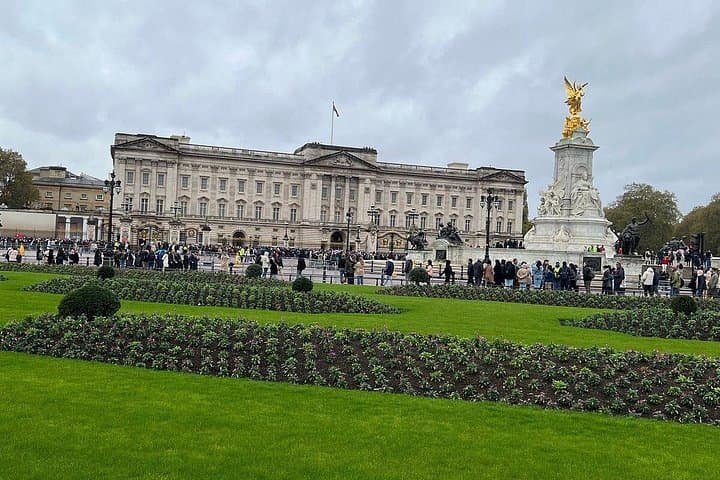 Changing of the Guard Walking Tour at Buckingham Palace — London Guide photo 4