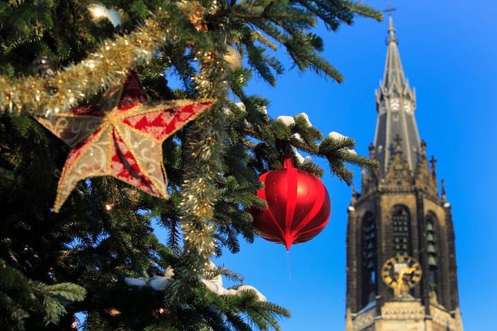 Delft Christmas Walk: Markt Square, Medieval Gates & Holiday Lights photo 5