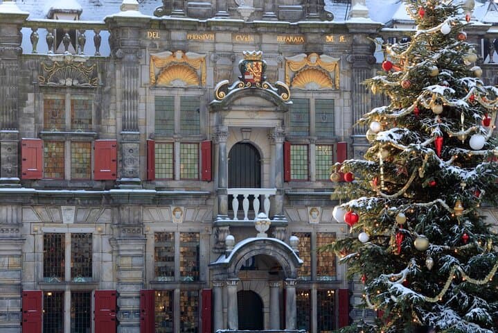 Delft Christmas Walk: Markt Square, Medieval Gates & Holiday Lights photo 3