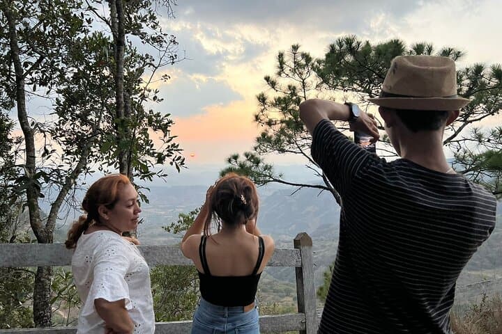 One-Day Granada, Catarina & San Juan del Sur: Colonial Walks and Sunset Lookout photo 2