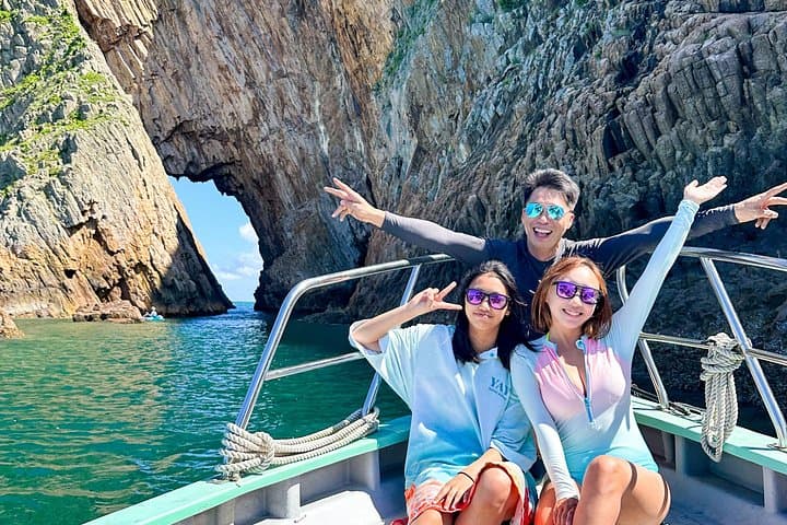 Sai Kung Speedboat Tour Through Four Sea Arches & High Island Volcanic Columns