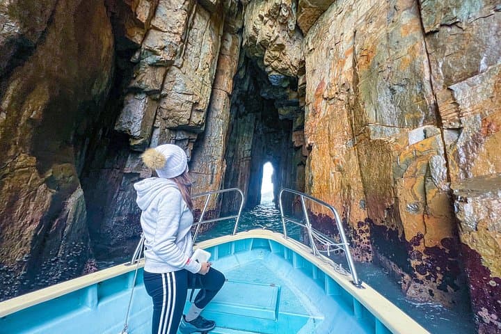 Sai Kung Speedboat Tour Through Four Sea Arches & High Island Volcanic Columns photo 2