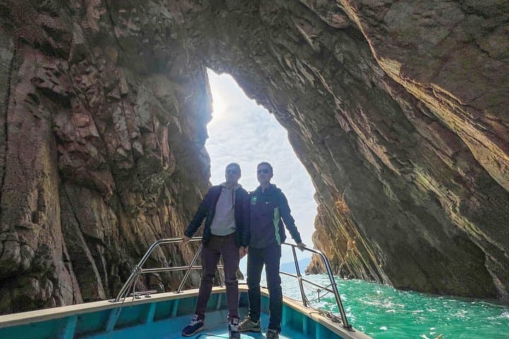 Sai Kung Speedboat Tour Through Four Sea Arches & High Island Volcanic Columns photo 3