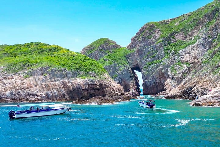 Sai Kung Speedboat Tour Through Four Sea Arches & High Island Volcanic Columns photo 4