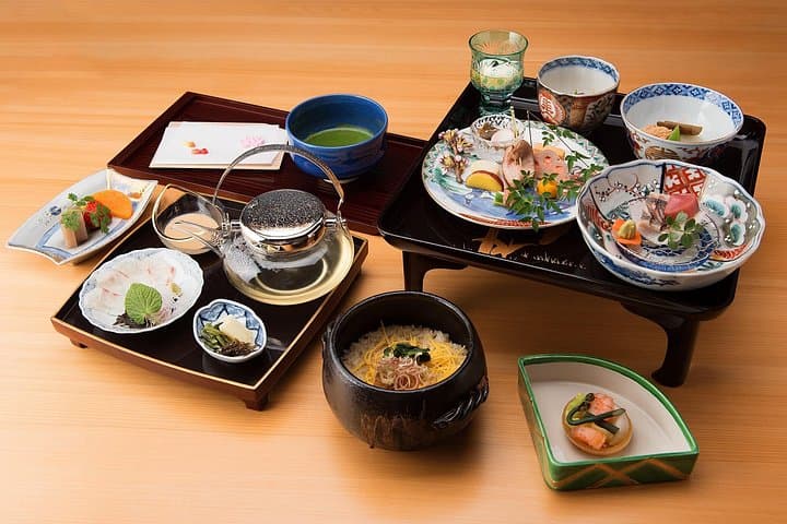 Tokyo Evening Walk and Kaiseki Dinner with Live Noh at Suigian photo 5