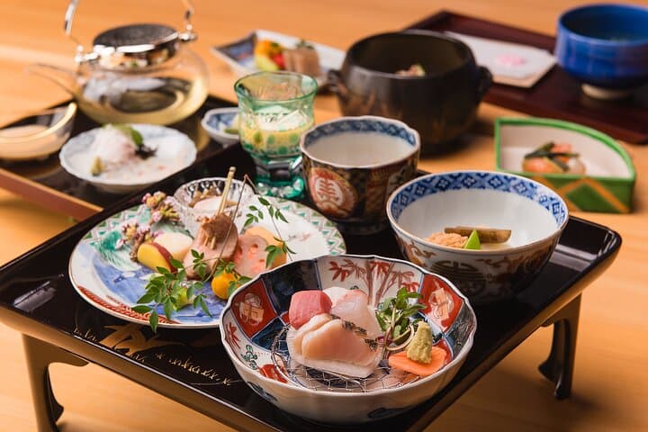 Tokyo Evening Walk and Kaiseki Dinner with Live Noh at Suigian photo 4