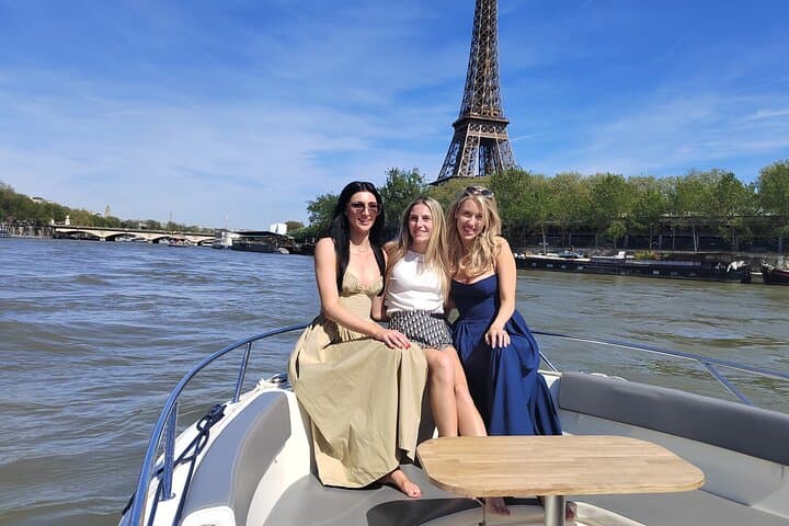 Private Seine River Cruise from Suresnes to Paris — Eiffel Tower & Island Sights