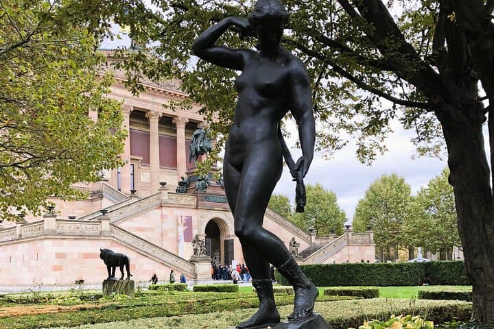 Museum Island Quiz Date: Interactive Walking Game Through Berlin's Historic Heart photo 4