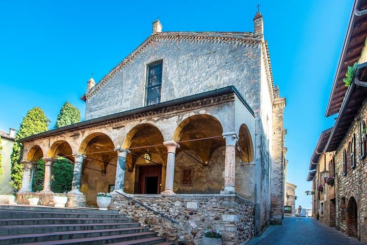 Private Family Walking Tour of Sirmione: Scaligero Castle, Grotte di Catullo & Jamaica Beach photo 3