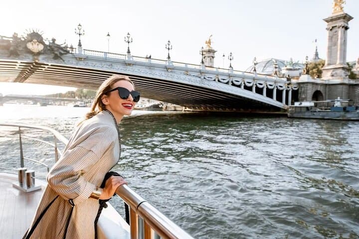 Paris Insider Small-Group Tour with Seine Sightseeing Cruise