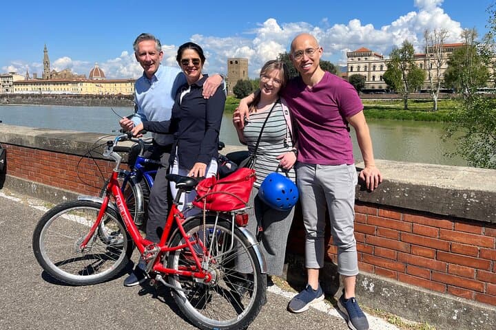 Florence Bike Tour Highlights: Ponte Vecchio, Duomo & Arno River in 3 Hours photo 3