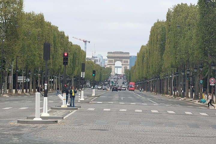 4-Hour Private Vintage Car Tour of Paris — Iconic Monuments & Hidden Quartiers photo 3