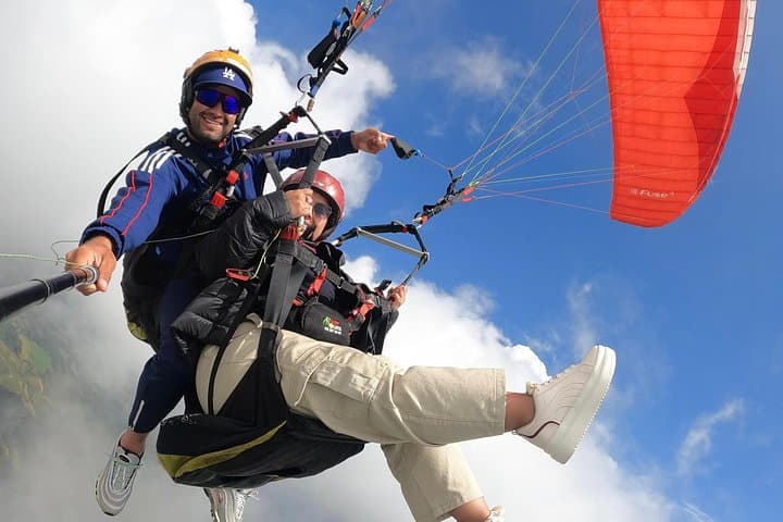 Tandem Paragliding Over Medellín: Scenic Flights from the Hills photo 3