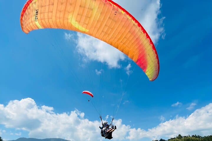 Tandem Paragliding Over Medellín: Scenic Flights from the Hills photo 5