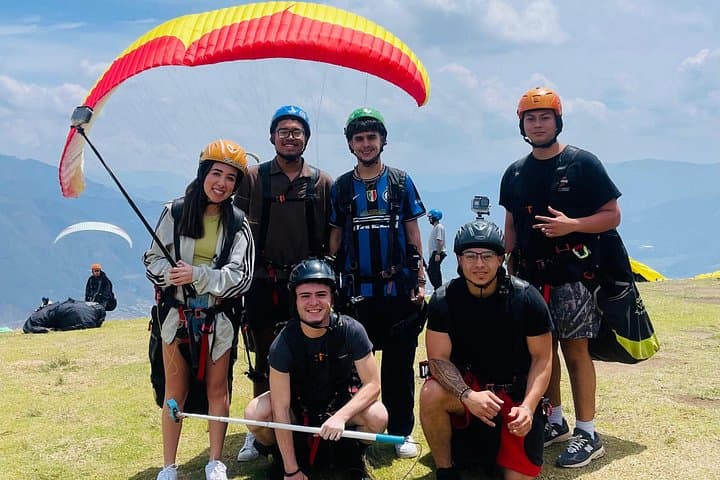 Tandem Paragliding Over Medellín: Scenic Flights from the Hills photo 6