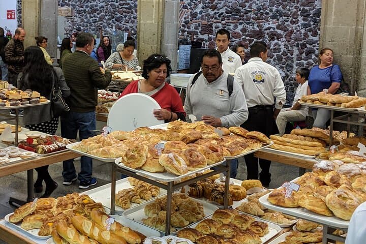 mexico-city-walking-tour-local-eats-flower-market-historic-streets photo 3