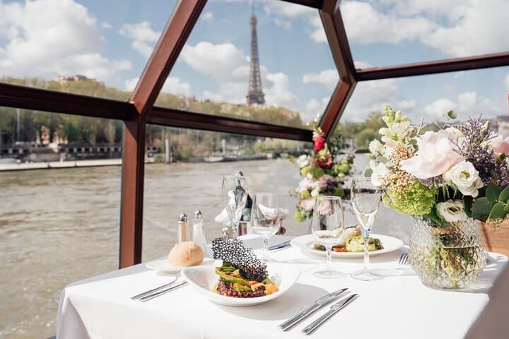 Seine River Lunch Cruise with Bateaux-Mouches in Paris photo 5