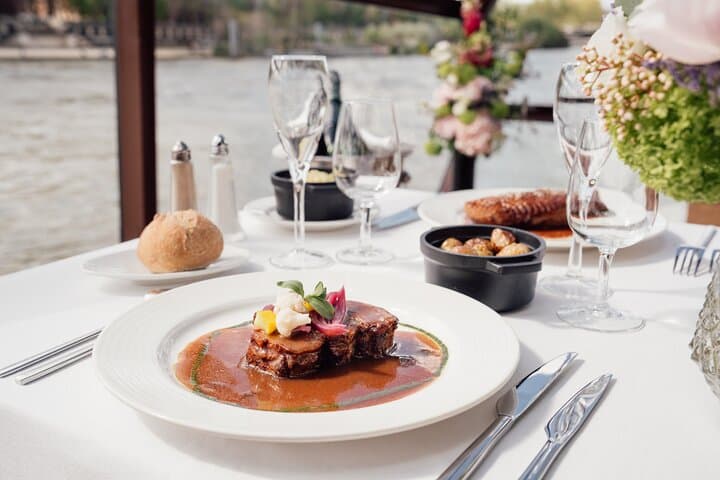 Seine River Lunch Cruise with Bateaux-Mouches in Paris photo 6