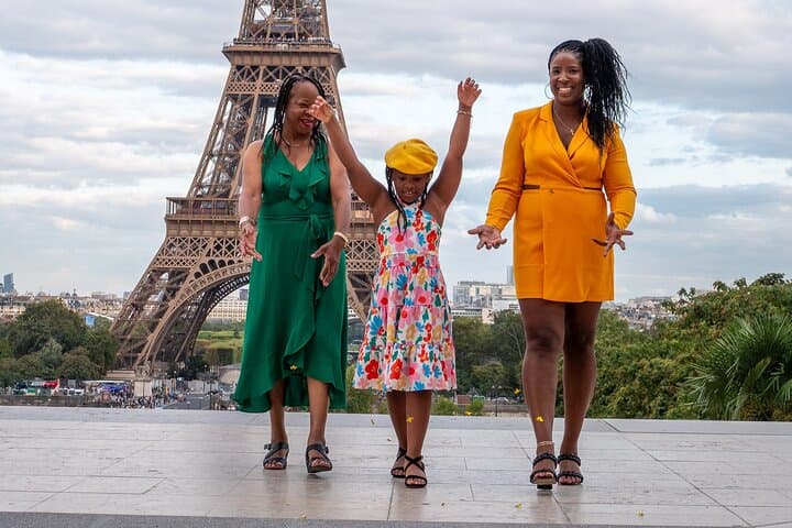 Private Eiffel Tower Photoshoot: Paris Lifestyle Session on the Seine photo 5