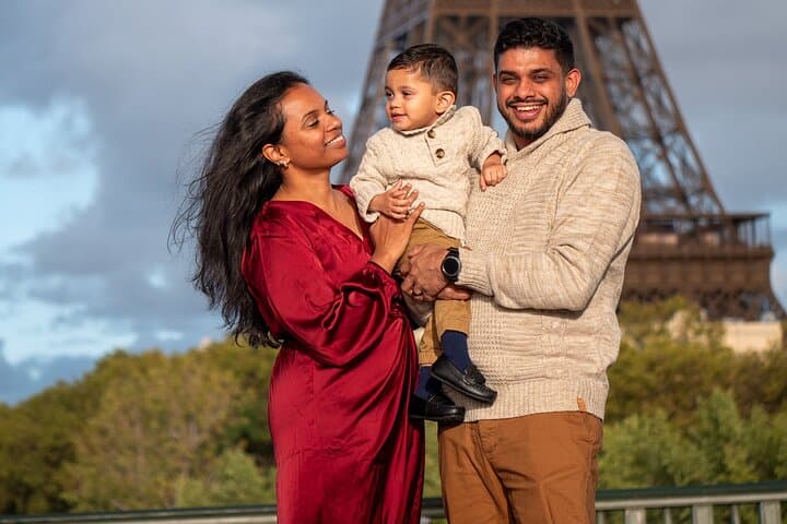 Private Eiffel Tower Photoshoot: Paris Lifestyle Session on the Seine