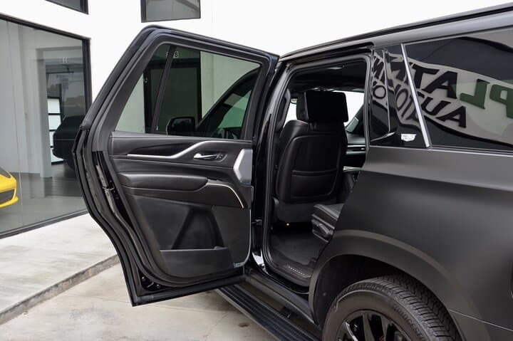 Luxury Curbside Transfer from O'Hare or Midway to Chicago — One-Way SUV Service photo 3