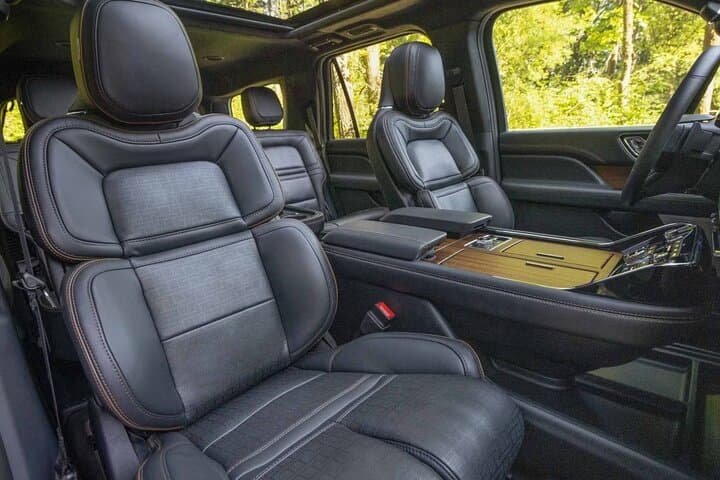 Luxury Curbside Transfer from O'Hare or Midway to Chicago — One-Way SUV Service photo 4