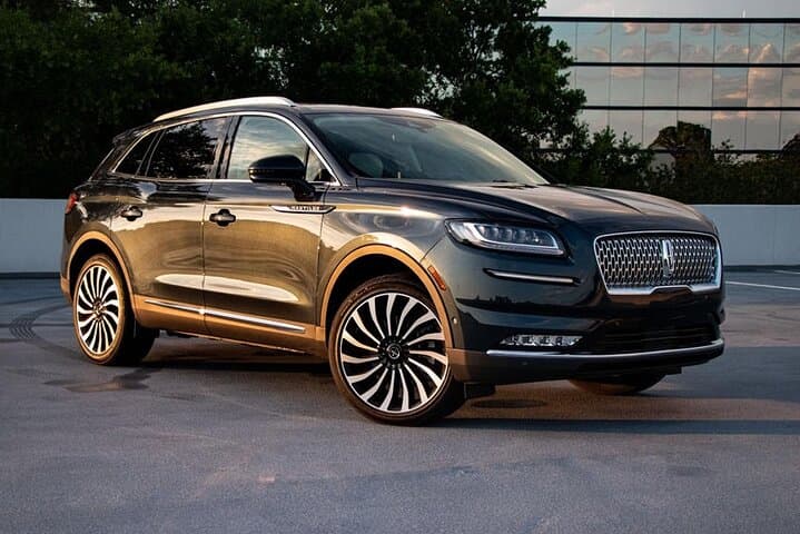 Chicago Luxury Sedan Sightseeing: Private 2–4 Hour Downtown Charter