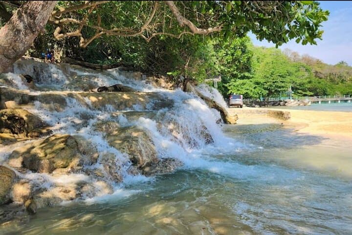 Kingston to Dunn's River Falls: Guided Climb and Lagoon Dips photo 2
