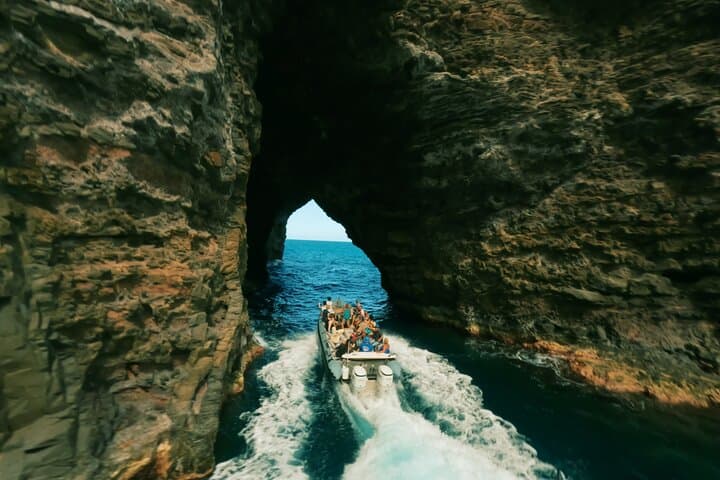 Nā Pali Coast Zodiac Raft: Sea Caves Expedition from Waimea, Kauai