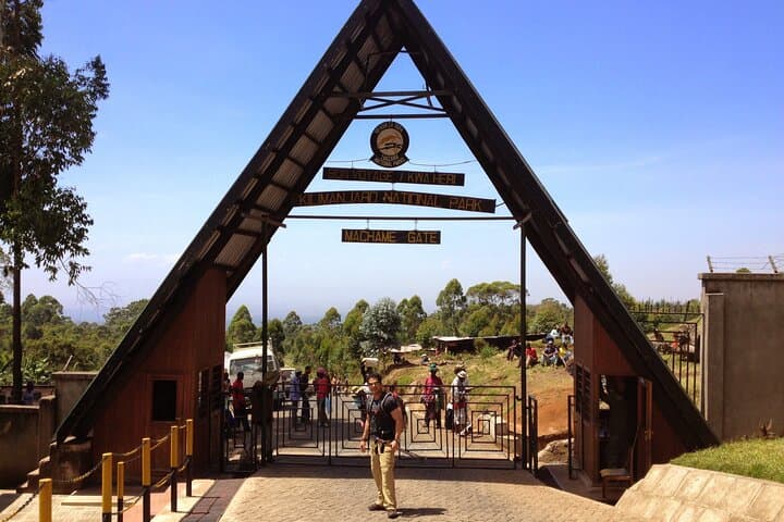 Machame Route Kilimanjaro: 7-Day Summit Trek from Arusha to Uhuru Peak photo 2