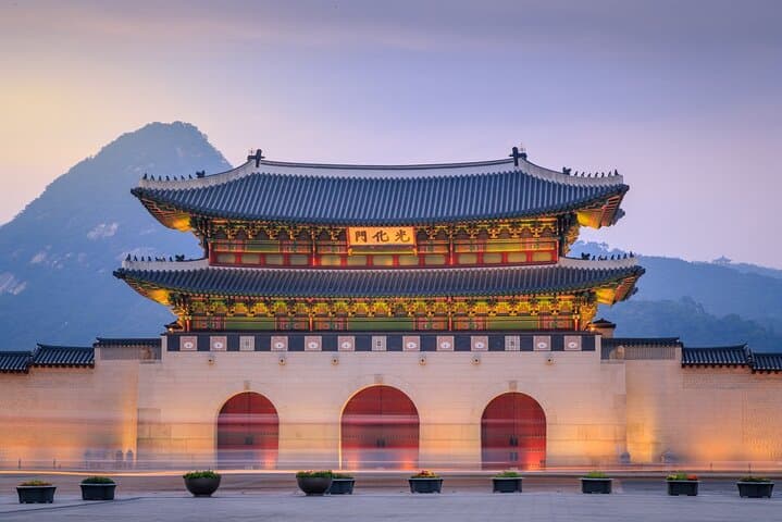Seoul Highlights: 4-Hour Private Walking Tour of Gyeongbokgung, Bukchon & Insadong