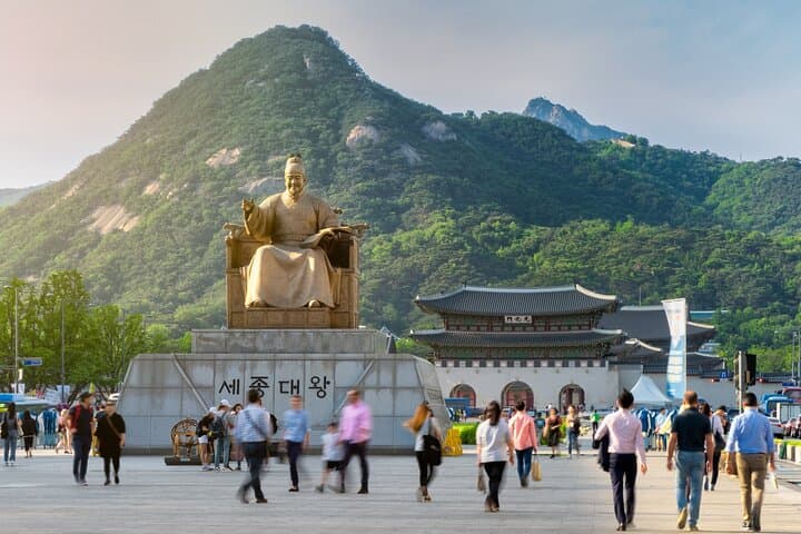 Seoul Highlights: 4-Hour Private Walking Tour of Gyeongbokgung, Bukchon & Insadong photo 3