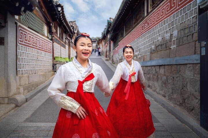 Seoul Highlights: 4-Hour Private Walking Tour of Gyeongbokgung, Bukchon & Insadong photo 4