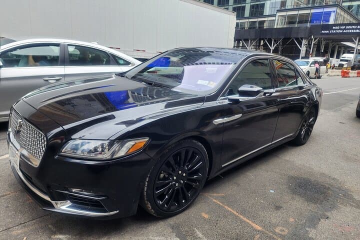 Newark (EWR) Airport Transfer to New York City — Private Limo Service photo 2