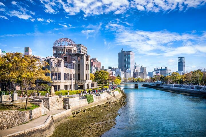 Hiroshima Historic Walk: Castle, Atomic Bomb Dome & Peace Park Private Tour