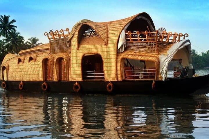 Alleppey to Kochi: Full-Day Backwater Cruise, Marari Beach & Kathakali Experience photo 1