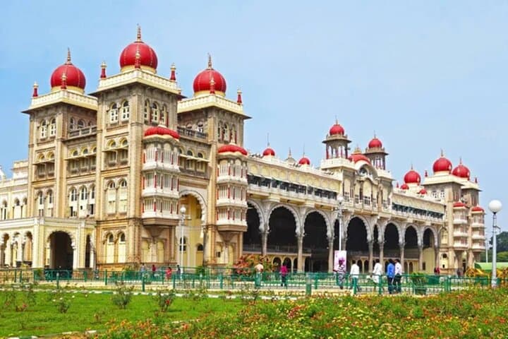 Day Trip from Bangalore to Mysore: Palace, Chamundi Hill & Markets