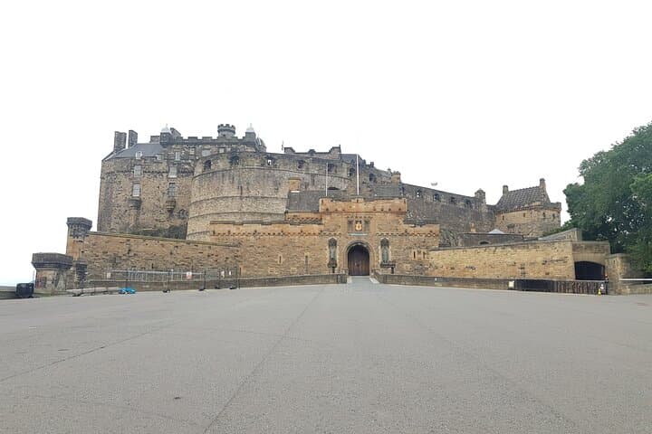 Private Royal Edinburgh Tour — Edinburgh Castle, Holyrood & the Royal Mile
