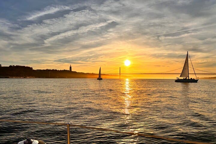 Lisbon Sunset Sailing: Private Two‑Hour Romantic Cruise on the Tagus photo 4