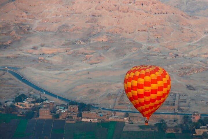 Luxor Sunrise: 2-Day Hurghada to Luxor Sightseeing Tour with Hot Air Balloon photo 5
