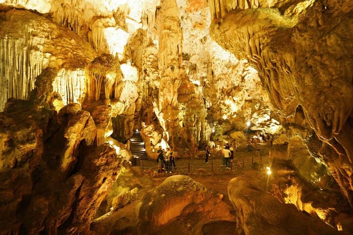 Thien Cung Cave & 4-Hour Ha Long Bay Cruise with Kayaking and Seafood Lunch