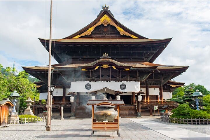Full-Day Nagano Tour: Snow Monkeys, Zenko-ji, Obuse & Onsen photo 5