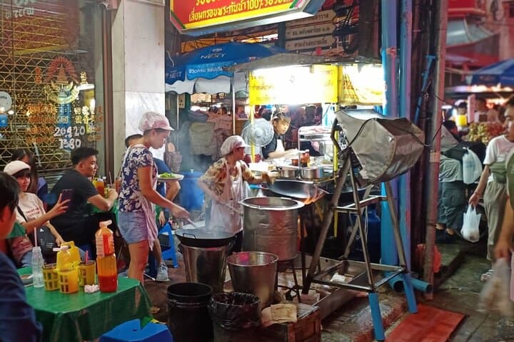 Bangkok Discovery: Wat Arun, Flower Market & Chinatown Evening Tour photo 3