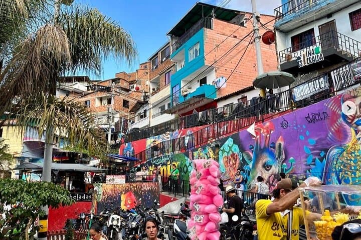 Private Full-Day Medellín Tour with Optional Spanish Class — Comuna 13, Plaza Botero & Pueblito Paisa photo 5