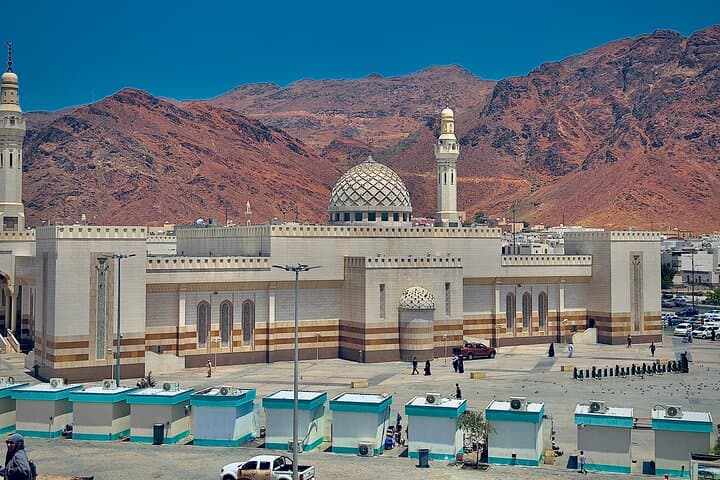 Medina Unveiled: Private Guided Tour of Holy Sites and Historic Streets photo 3