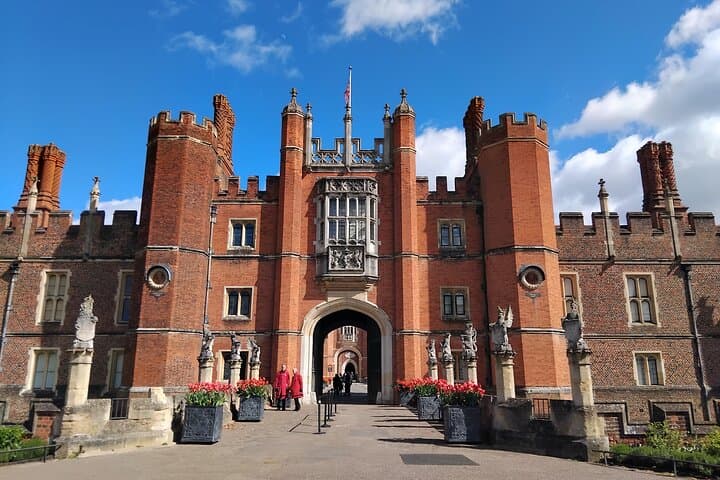 Private Hampton Court Palace Tour — Henry VIII to William III